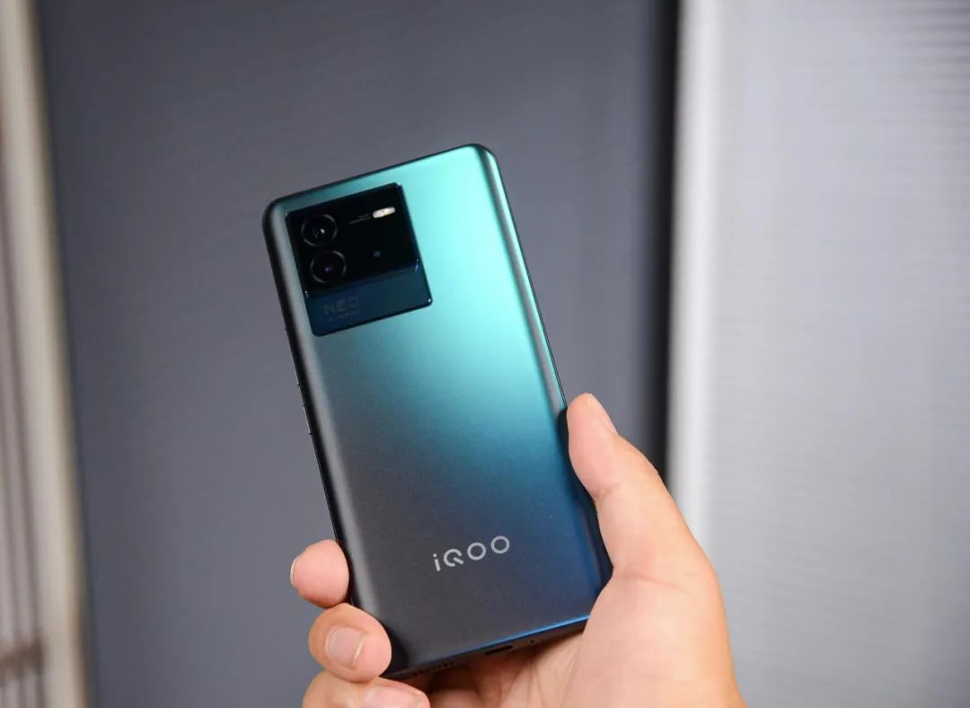 骁龙870 12gb内存 256gb存储,价格不到2500能用五年的两款手机