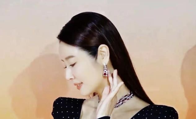 林心如怎么瘦的！S码的礼服塞进去竟然没赘肉，没了大红唇真养眼