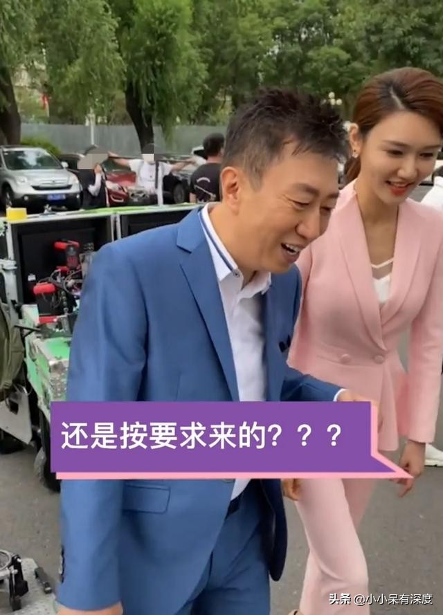 央视主持人陈伟鸿他今年55岁了老婆大人长相优雅端庄十分贤惠