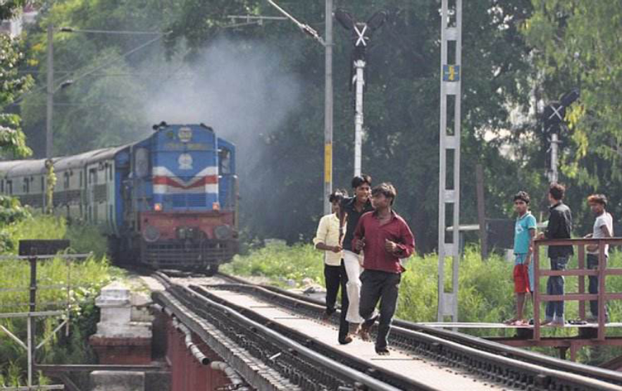 卧轨是什么意思,为什么很多人选择卧轨