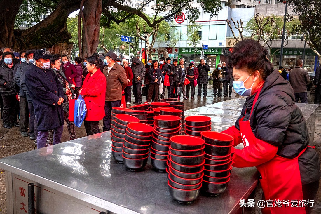 去温州红日亭喝一碗温暖的粥，几十年施粥未间断，是学雷锋示范点