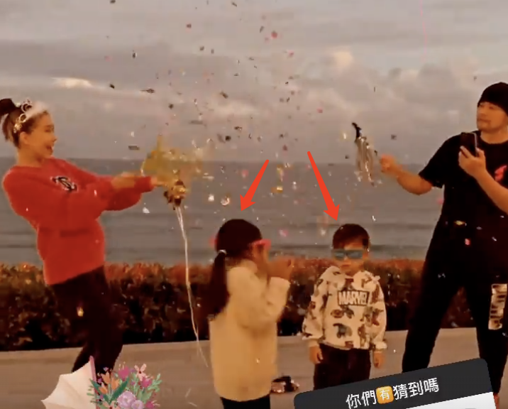 昆凌官宣三胎是女儿，与周杰伦开心戳气球，一双儿女站跟前很乖巧