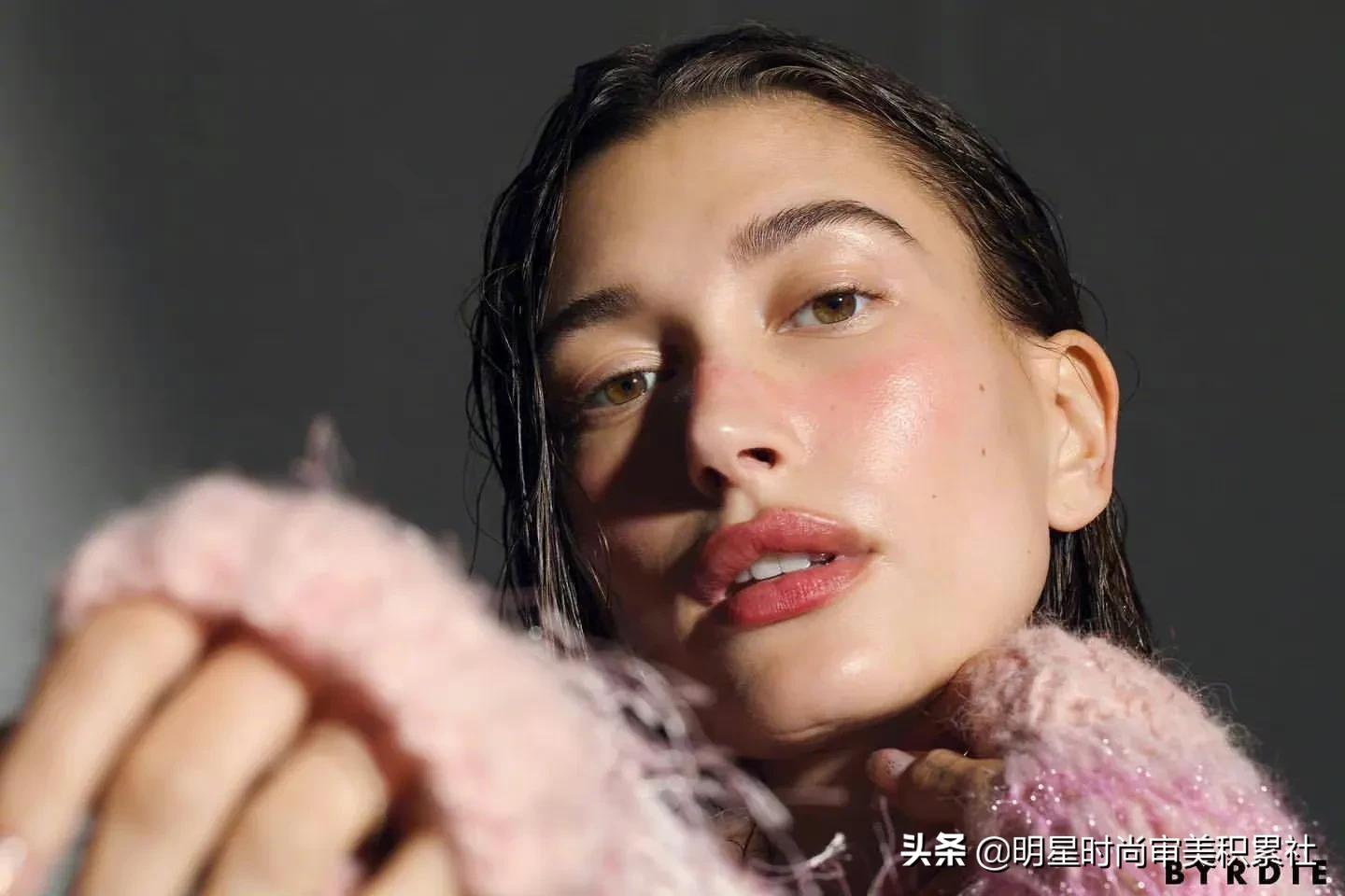 Hailey Bieber x《Byrdie》June 2022｜清透妆容下的怼脸特写