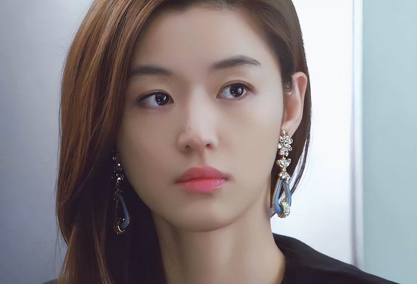 韩剧也不流行一字眉了，韩国女星都在画“中式眉”，太适合亚洲人