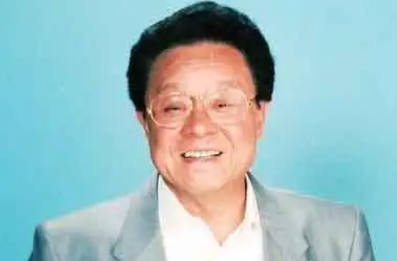 2006年董骠去世，葬礼上成龙曾志伟扶灵，四妻七子为何能相处融洽