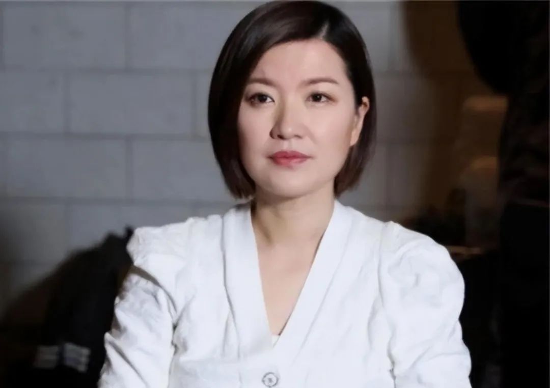 东方卫视美女主持陈蓉,因丑闻被迫转幕后,恐无望回归前台主持