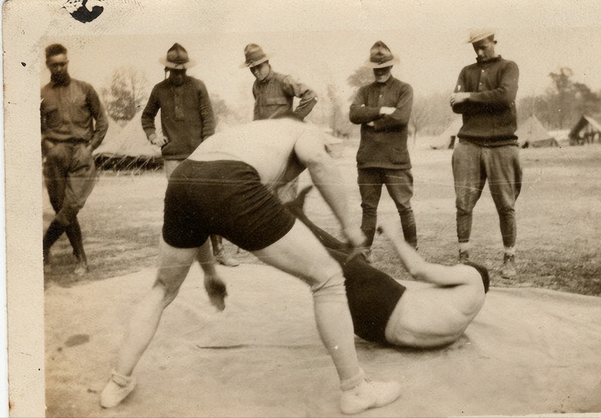 美国摔跤是真的假的(24张颠覆想象的老照片：美军 ​穿内裤摔跤，保加利亚农民用大象耕地)