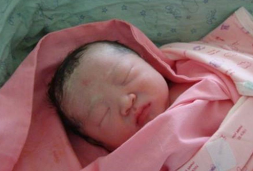 50岁拾荒老人养育遗弃女婴，如今女儿卖掉公司，买房车带父亲旅游