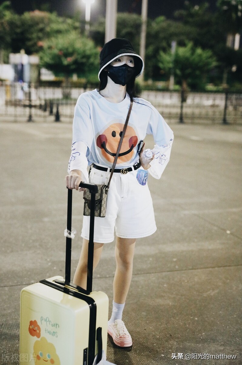 吕小雨穿短T搭短裤现身机场，戴渔夫帽清纯可爱