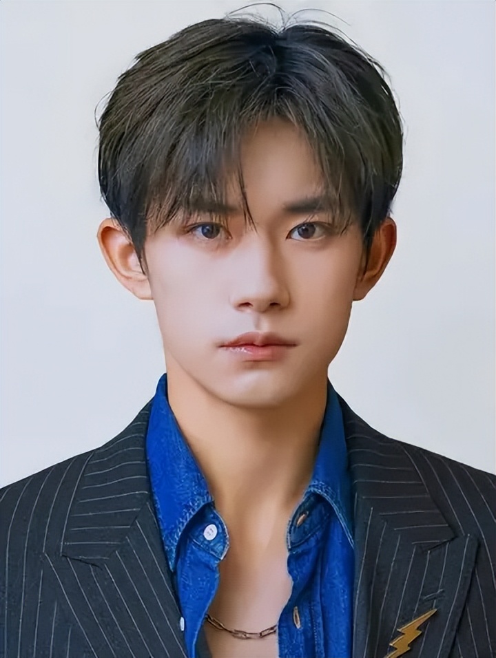 放弃已有的名利去考编制，易烊千玺的脑瓜子被驴踢了么？