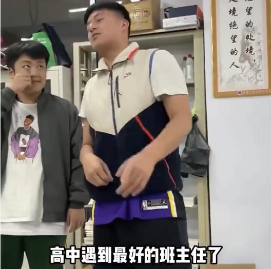 两名艺术生跪别班主任，称其是最好的老师，得知原因叫人心生崇敬