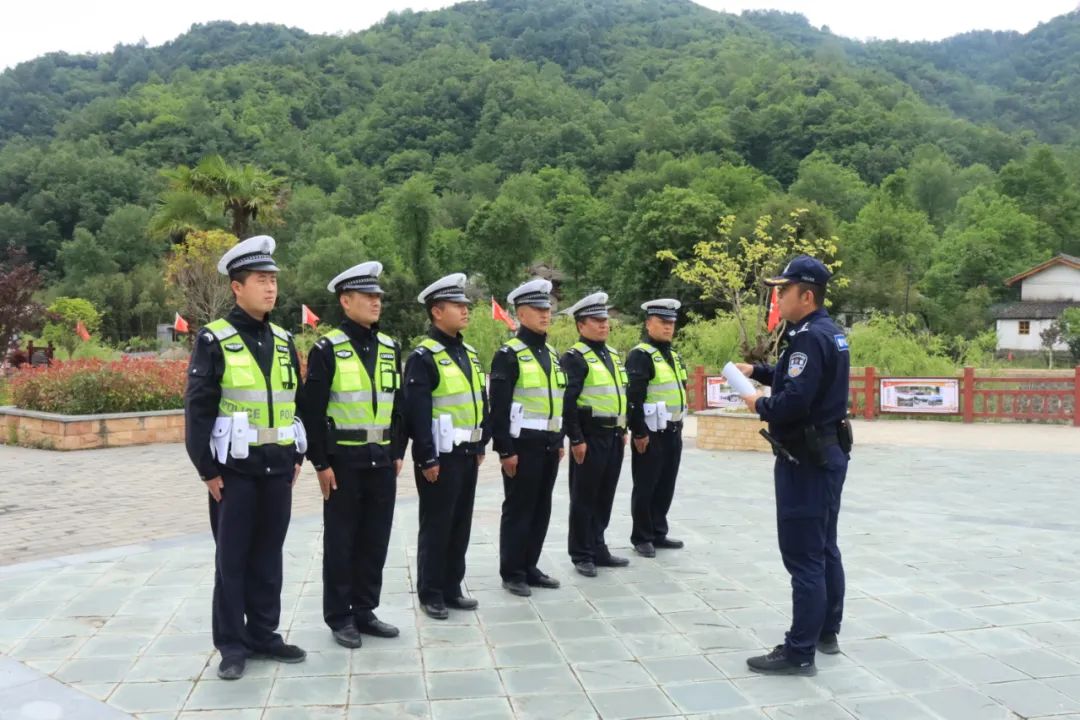 学技能 强本领 保平安——康县公安交警组织开展单警装备使用教学暨执法规范化培训