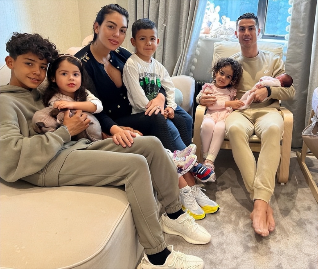 c罗还没结婚吗（35亿资产！曝37岁C罗没打算结婚，乔治娜为他生3个孩子，仍没名分）