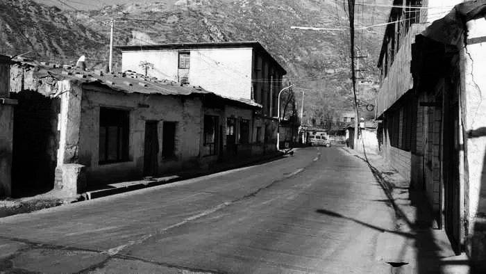 15年过去了，那个为追星逼父跳海的杨丽娟，如今过得怎样？