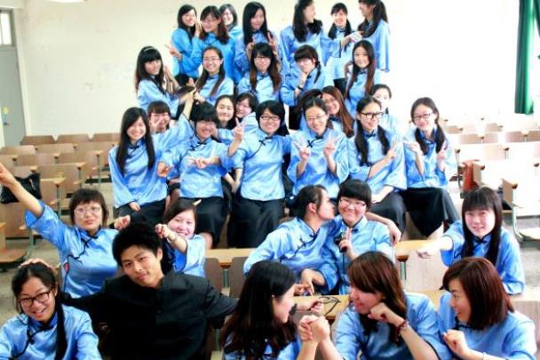 一所大学堪称“女儿国”，从校名就可以看出，男生在校内很少见