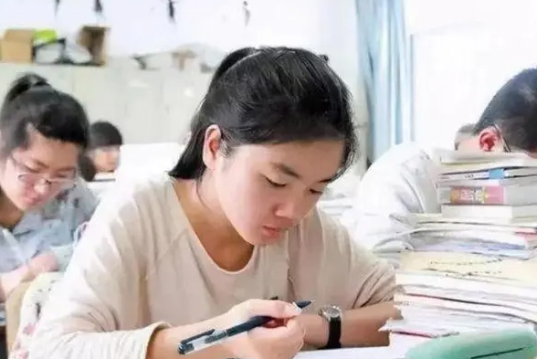 清华大学到底啥样？五道口体校名不虚传，有一点让网友很心疼