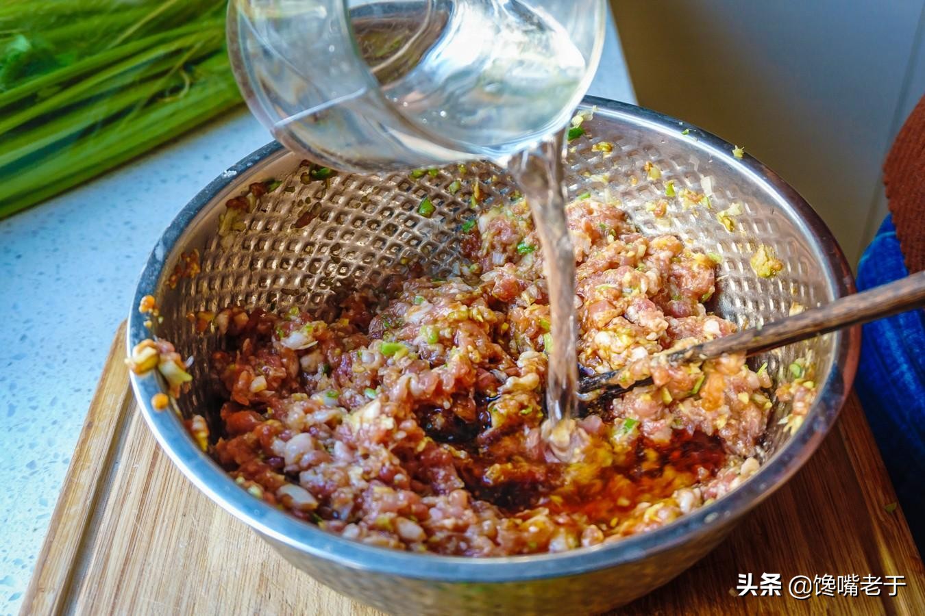 调白菜馅饺子，最忌用盐杀水，十几年老配方告诉你，饺子馅鲜多汁