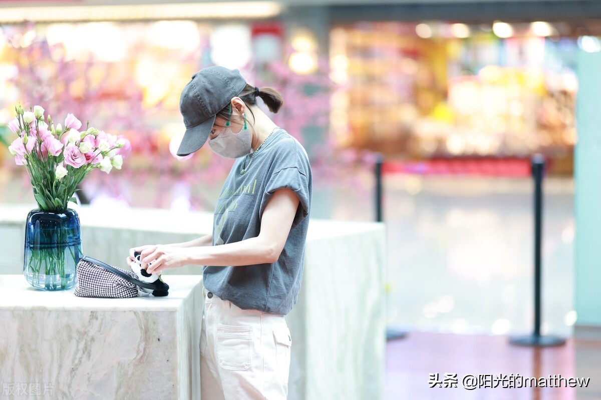 街拍：李纯灰色T恤+白裤子+棒球帽酷感十足