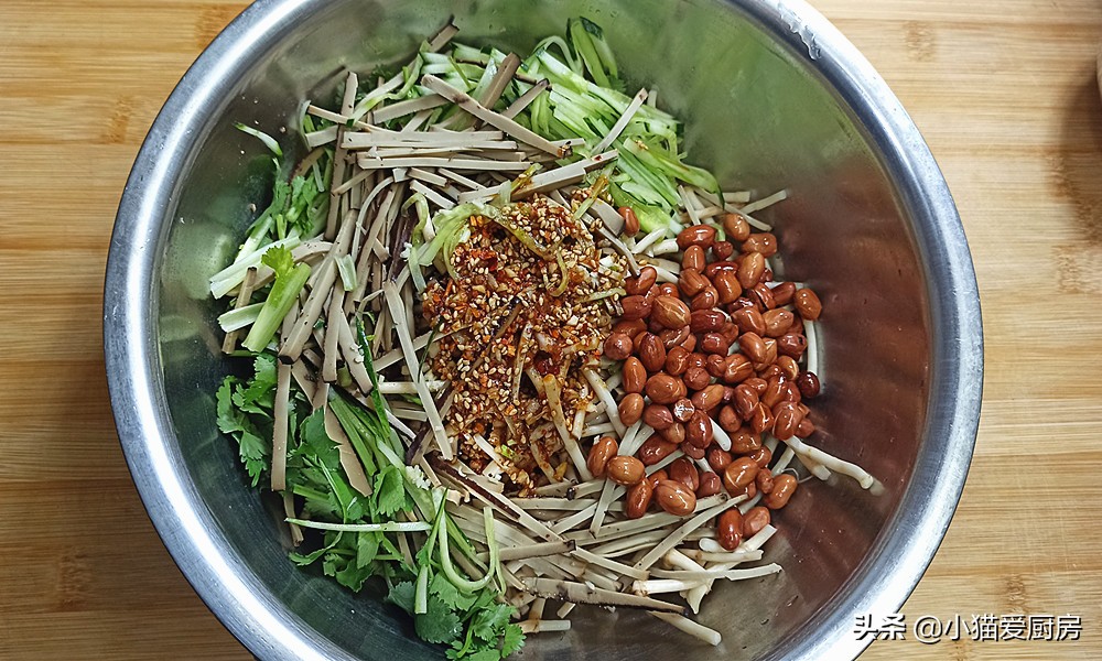 开春正是吃折耳根的季节，加上香干一起拌，味道更香更，特别下饭