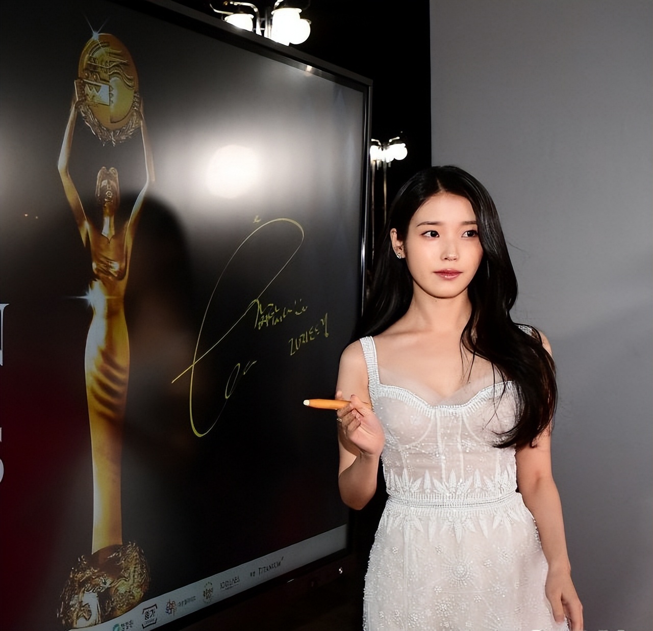 韩国人气女星李知恩出席活动,穿白色吊带长裙,纯洁美丽如仙女般