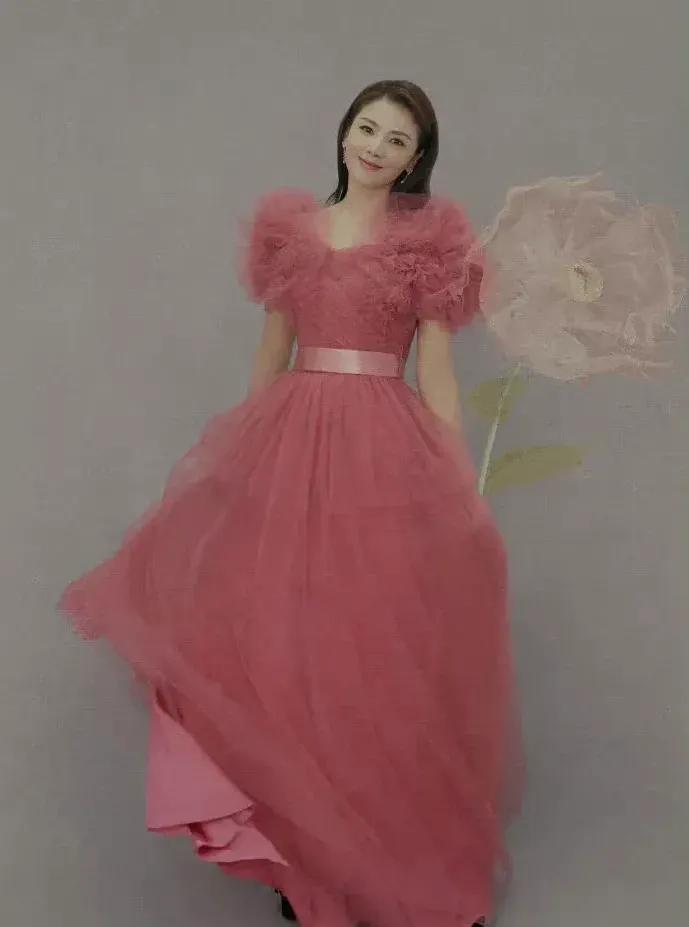刘涛的少女心，粉色纱质长裙，优雅美丽，摇曳多姿