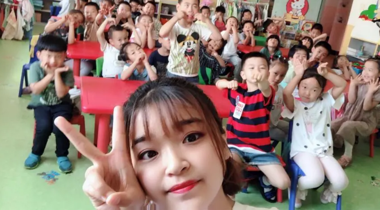 90后女幼师抱怨“挣得少”，晒出工资条后，家长眼红：别不知足