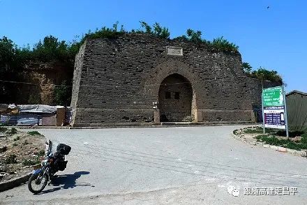 由著名导演执导的三部影片中的昌平沙河镇的影像