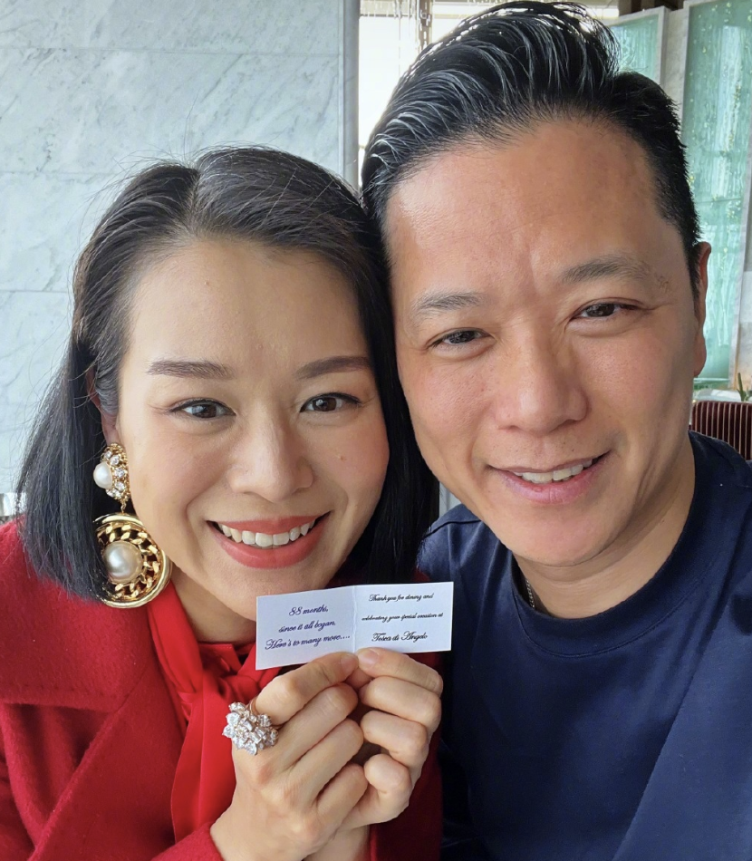 胡杏儿晒剪短发vlog，被长子次子夸漂亮，1岁幼子盯着妈妈萌态足