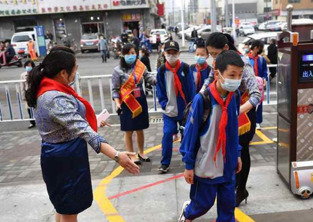 下发通知，辽宁多地的开学时间“确定延后”，在天数上有不同