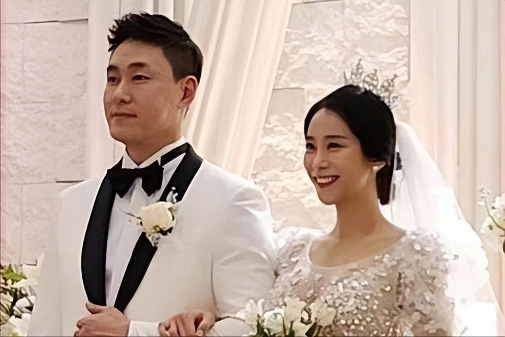 约会三周就闪婚，赵敏雅被家暴惊动警察，曾发短信向前男友求救