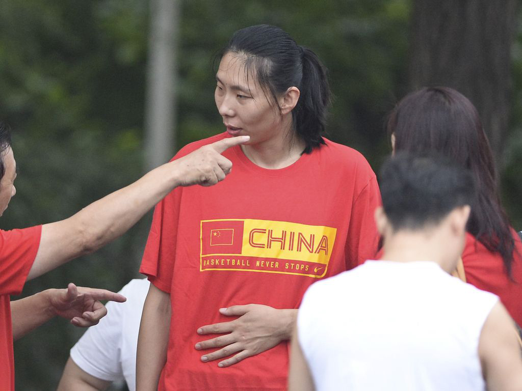 中国女篮第一中锋(女篮亚洲第一中锋陈楠，退役后重返赛场，助女篮获奥运会入场券)