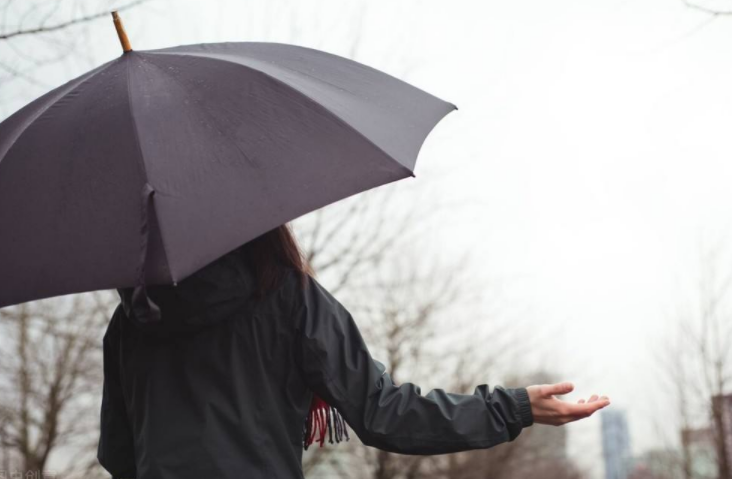 人这一生,要学会为自己撑伞