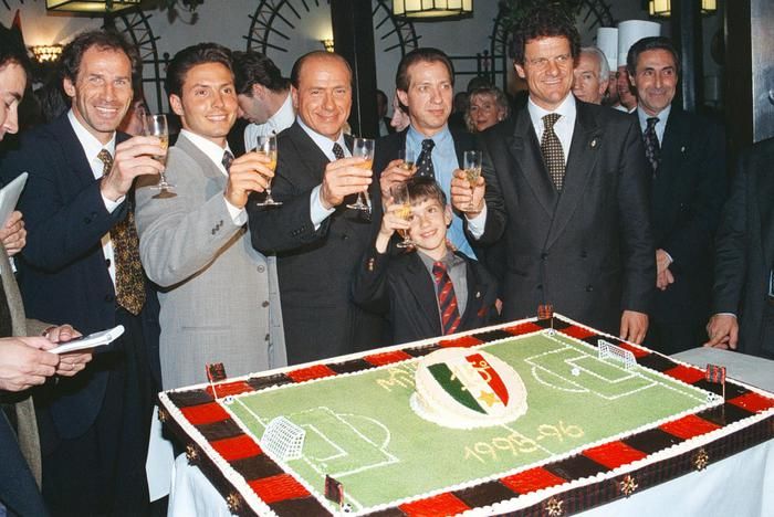 卡佩罗的球员生涯巅峰时刻(卡佩罗AC米兰主帅生涯夺冠庆祝瞬间，顺祝76周岁生日快乐（多图）)