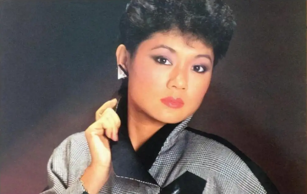 但我们可以得知的是,和梅小惠分手没多久,曾伟权确实和女星叶丽仪迅速