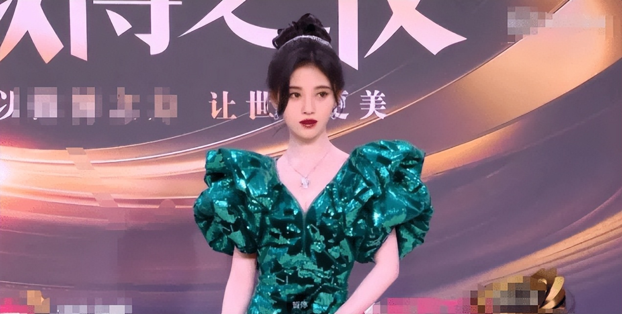 痘痘脸、赘肉、五五分！生图里的女星，让我看见了人间真实