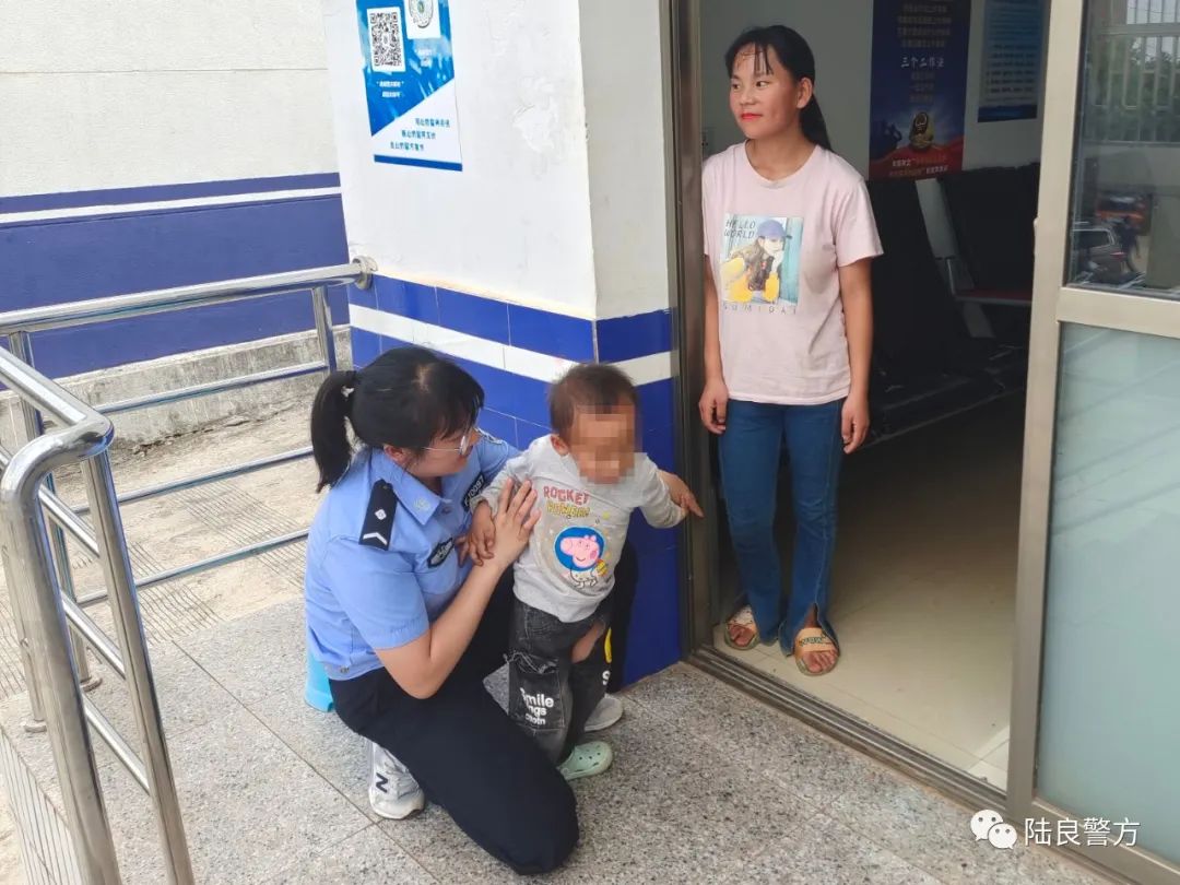 派出所警花贴心照料走失的萌娃