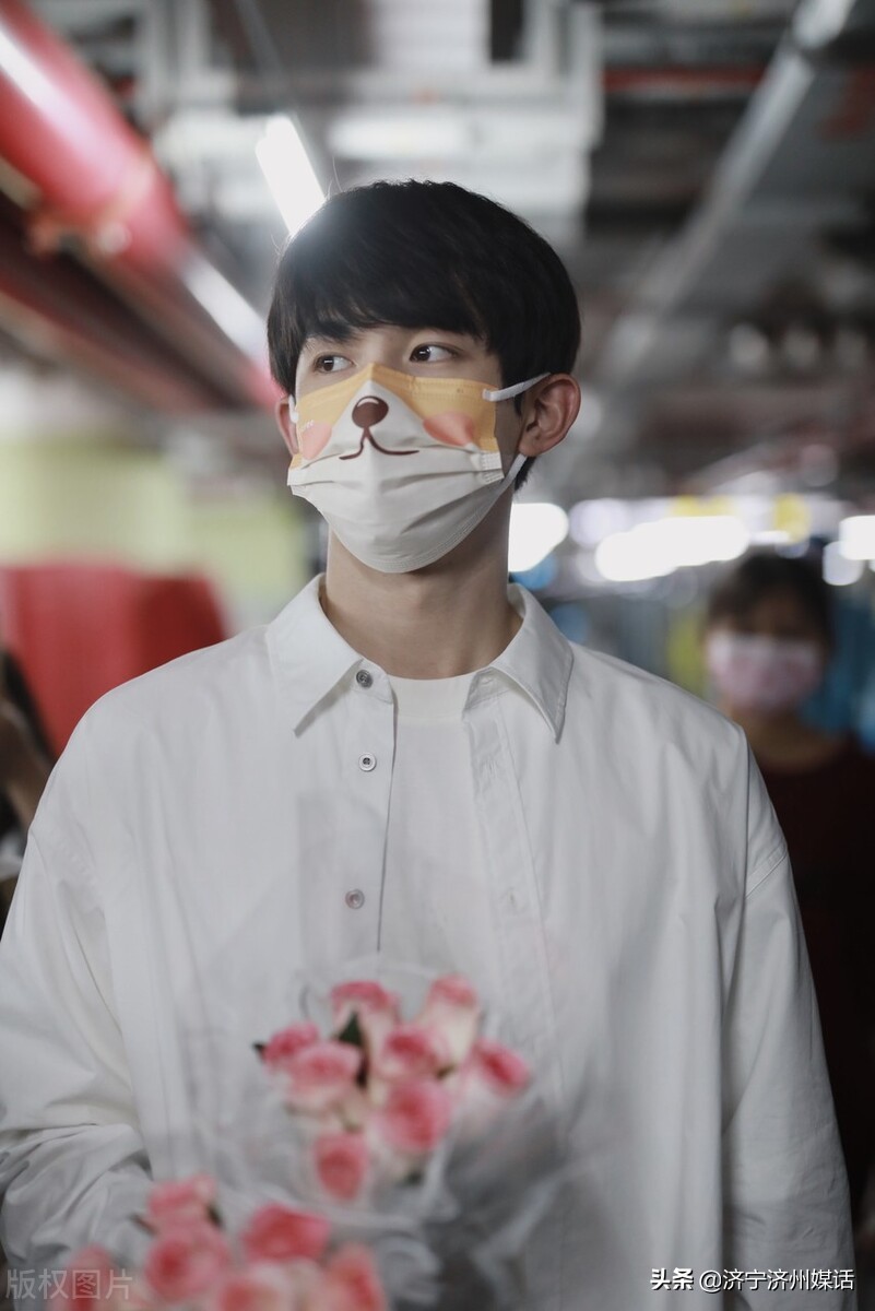 郭俊辰机场穿搭：白衬衫白Tee,阳光帅气