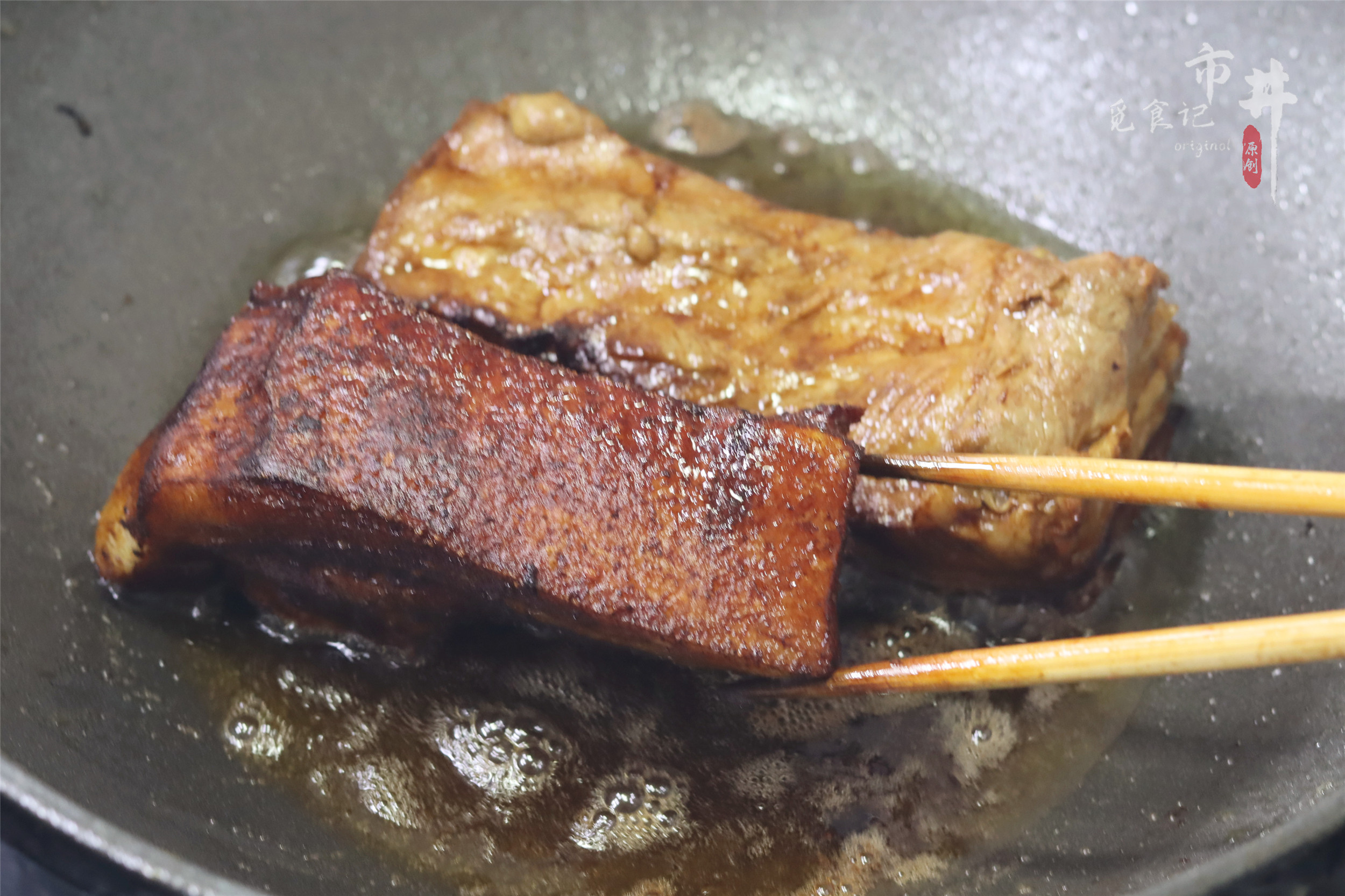 年夜飯做梅菜扣肉，切記“先煎後泡”，片片起“虎皮”，酥爛香醇