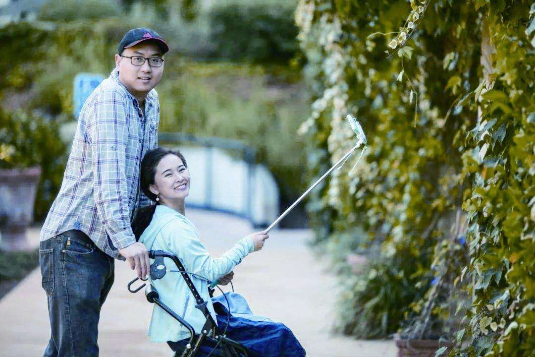 她在地震中失去双腿，6年后嫁华裔高学历老公，儿女双全成功逆袭