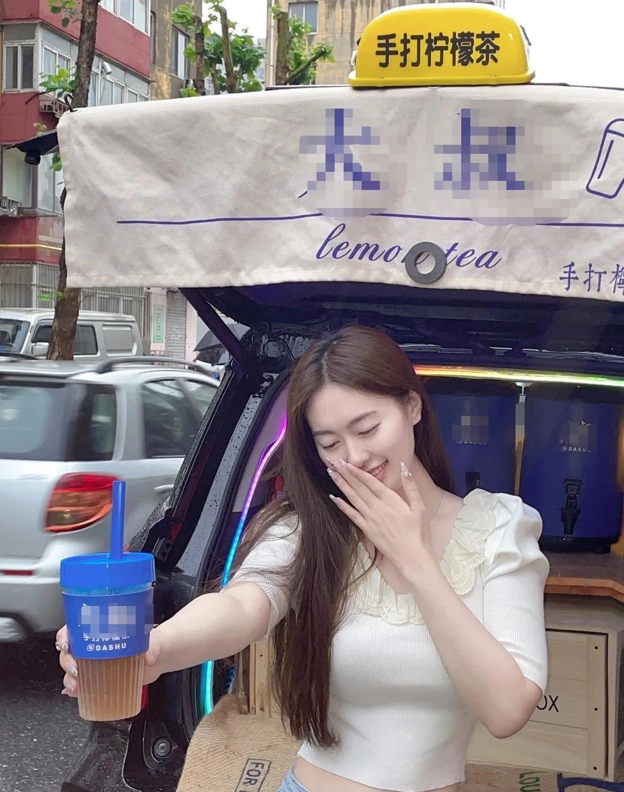 炎热夏天,喝点冰爽的冷饮小吃,惬意