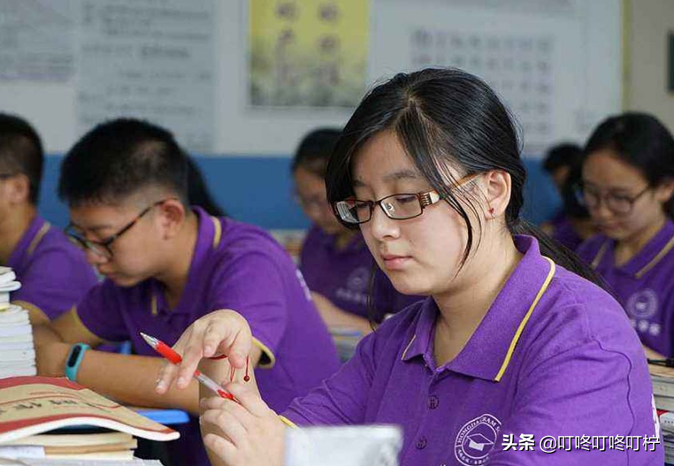 某高一学生，举报学校元旦不放假，网友：职高放假你去吗