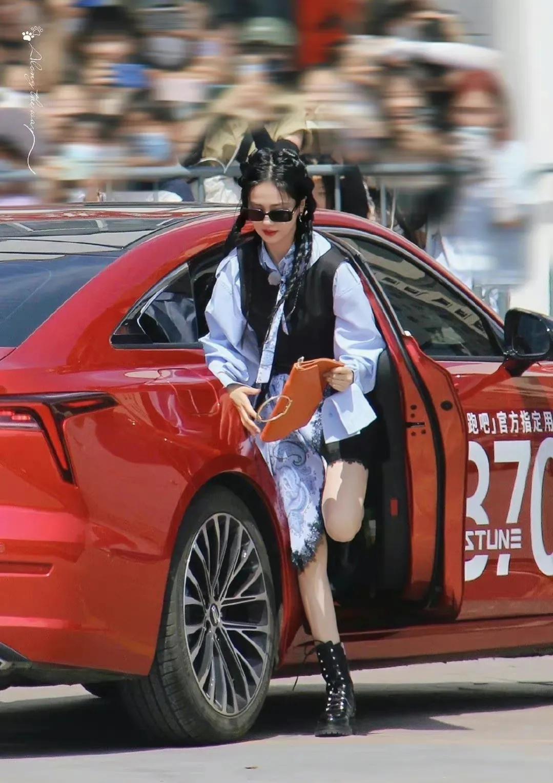 奔跑吧新疆录制，angelababy蔡徐坤，白鹿民族风造型好清新