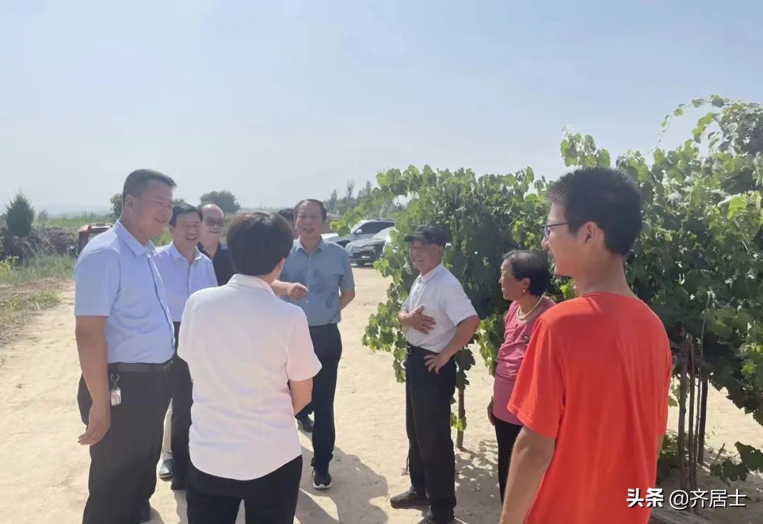 南北集团对泾川县高考状元马骥揆同学进行奖励