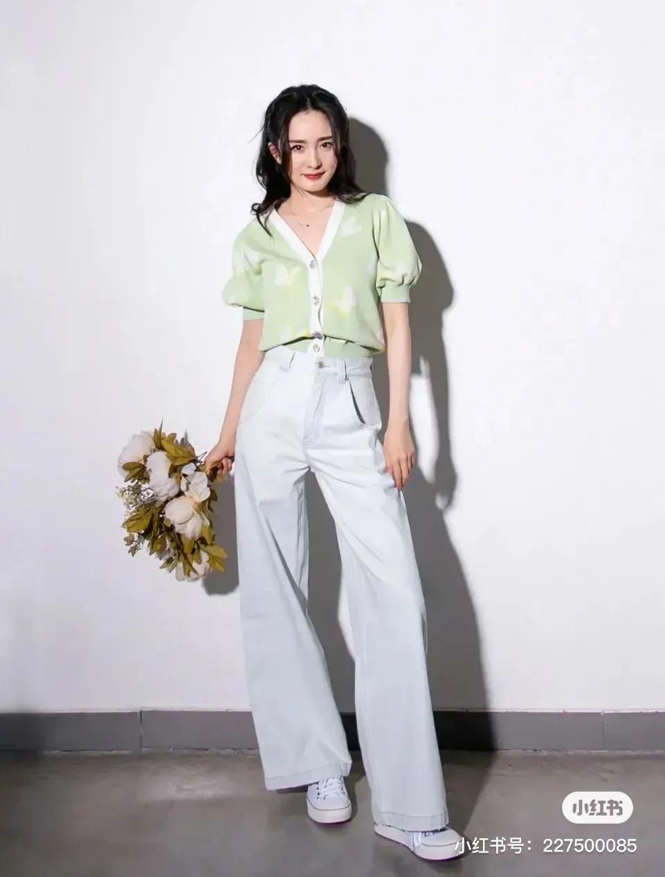 私服穿搭很前端的杨幂