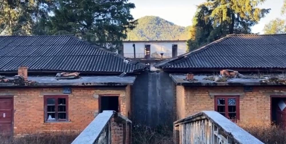 云南武定矿场遗址，城墙砖建房坚固又牢实，环境优美却无人居住