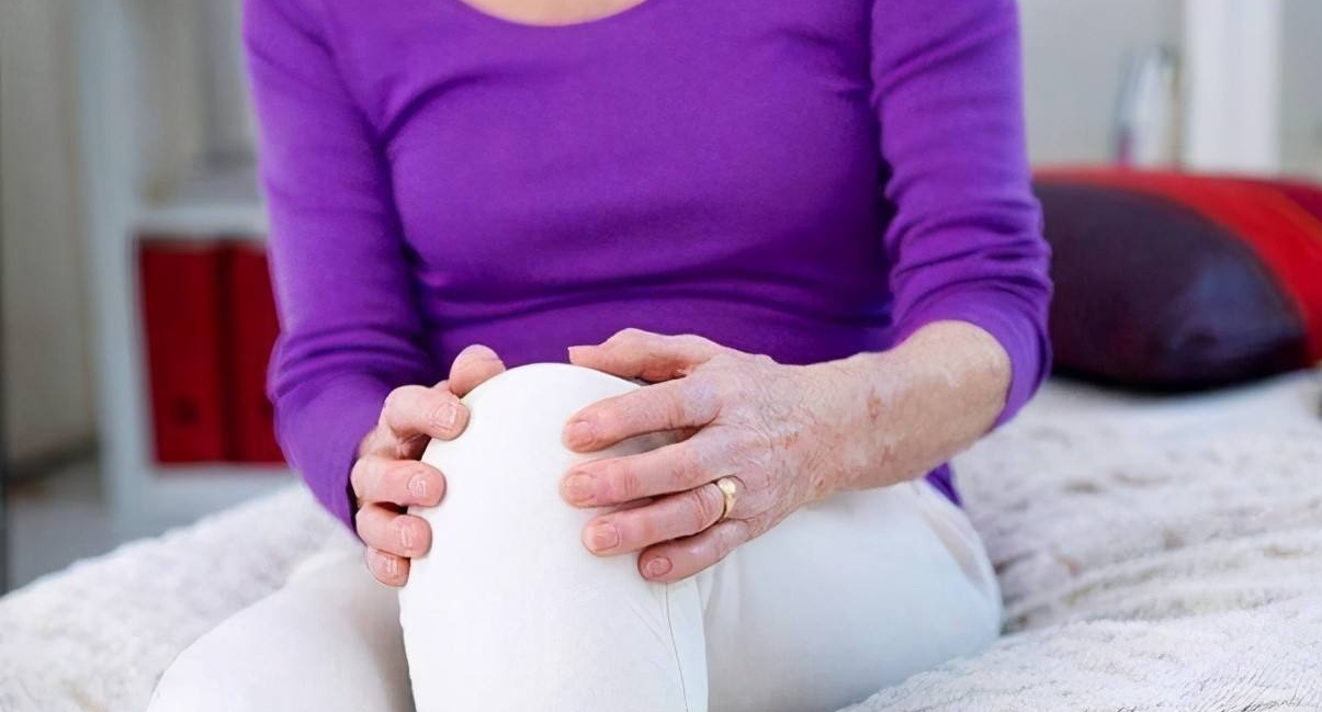 半身无力是什么病(经常感到腿软,没劲儿?医生提醒:不排除颈椎,脊柱问