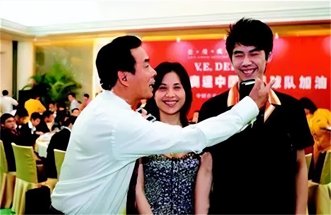 刘国梁恩师蔡振华，娶演员妻子，铁腕外表下是一位模范丈夫