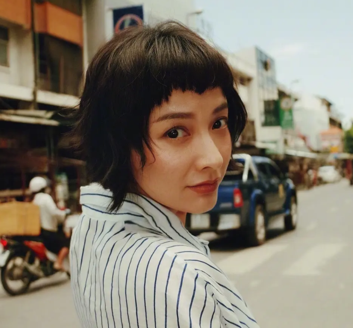 闫妮的“大妈味”、赵丽颖的“土气”，这8位女星，如今判若两人