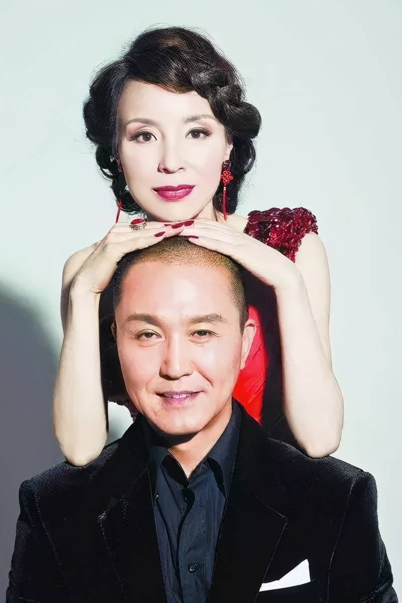 演员吴刚:娶初恋岳秀清,结婚31年宠妻如宝,生一明星儿子