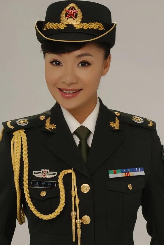 毕业那年,凭借一张极其漂亮的成绩单,王丽达穿着军装走进了总政歌舞团